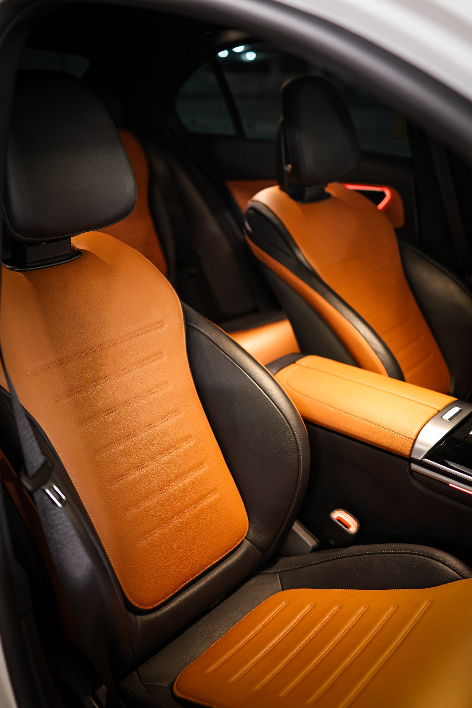 2023-Mercedes-Benz-AMG-C43-15.webp
