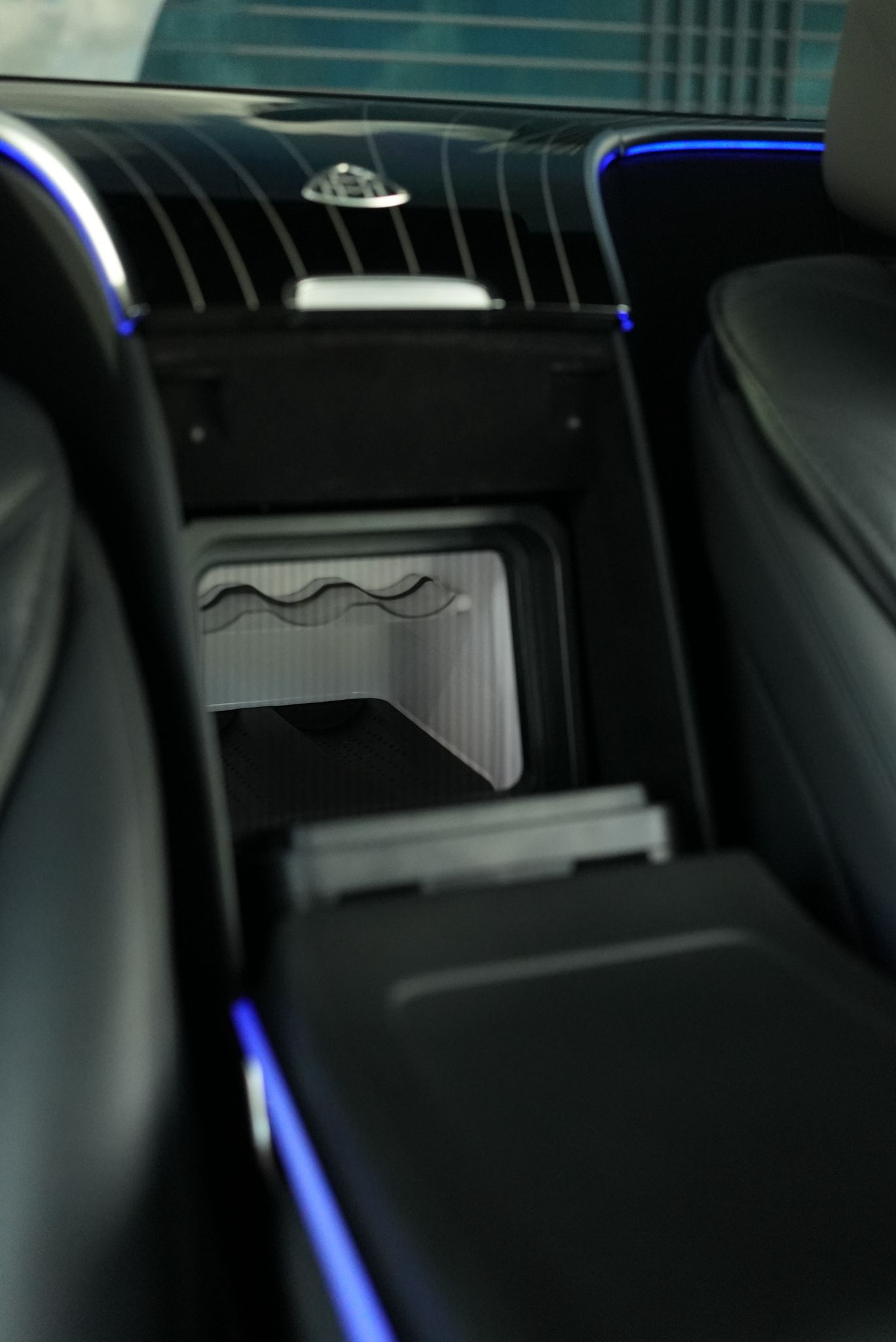 2024-Mercedes-Benz-s580-Maybach-10.webp