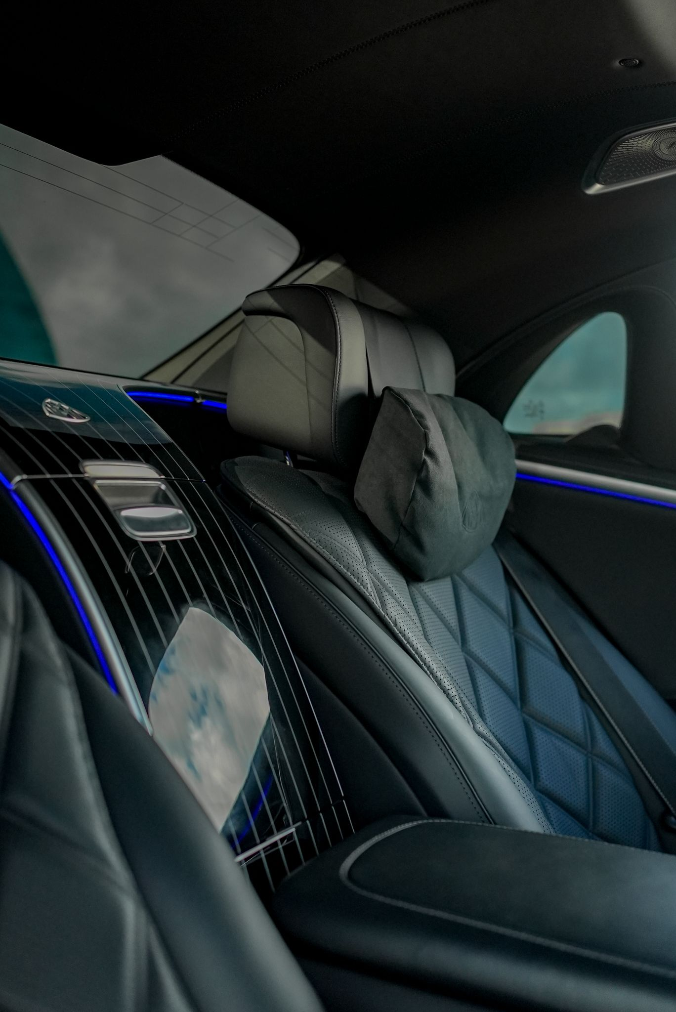 2024-Mercedes-Benz-s580-Maybach-14.webp