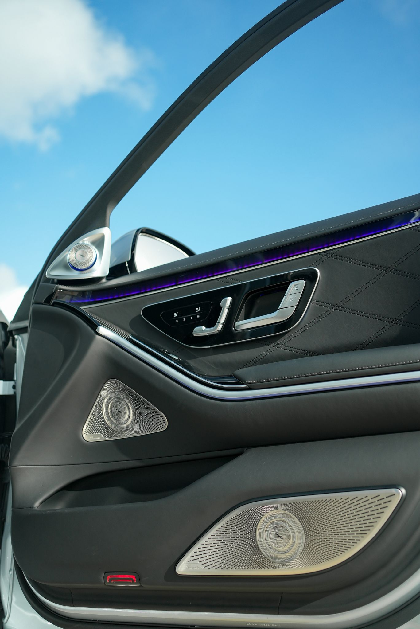 2024-Mercedes-Benz-s580-Maybach-3.webp