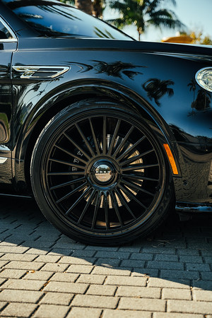 BENTLEY-BENTAYGA-BLACK-2.webp