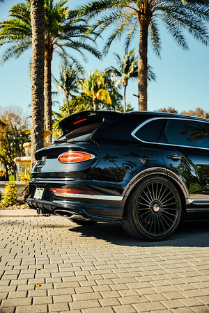 BENTLEY-BENTAYGA-BLACK-3.webp