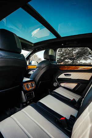 BENTLEY-BENTAYGA-BLACK-4.webp
