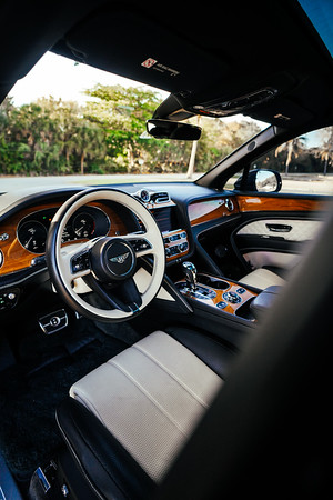 BENTLEY-BENTAYGA-BLACK-5.webp